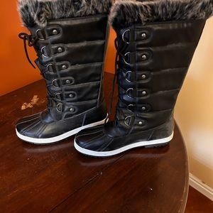 New black winter boots. No tags, but they have never been worn.